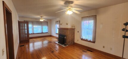 1129 N Colony Rd in Meriden, CT - Foto de edificio - Building Photo