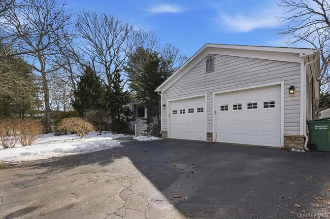 19 Howell Pl in Speonk, NY - Building Photo - Building Photo