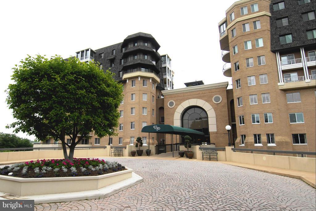 1250 S Washington St in Alexandria, VA - Building Photo