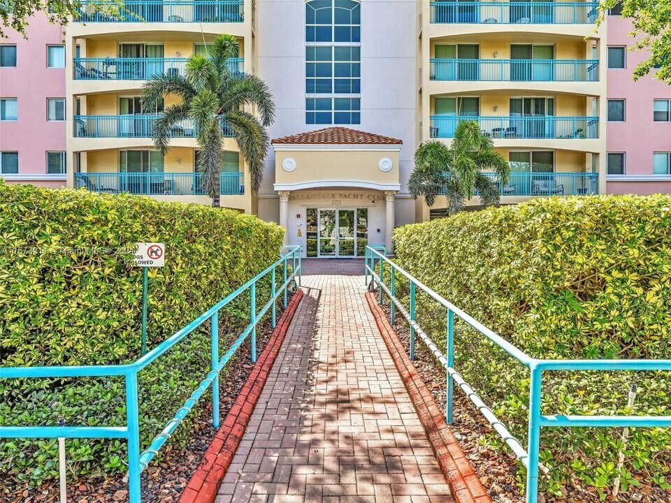 201 Golden Isles Dr, Unit 510 in Hallandale Beach, FL - Foto de edificio