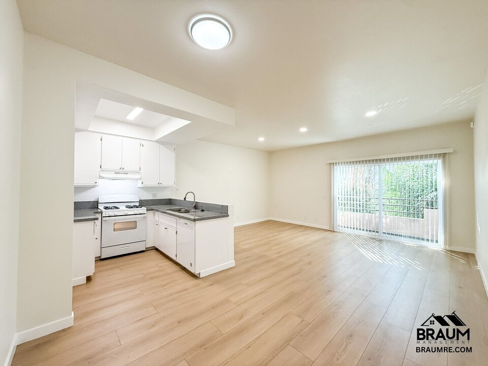 11459 Collins St in Los Angeles, CA - Building Photo