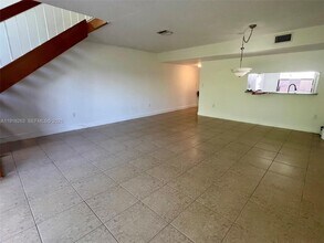 9961 NW 9th St Cir in Miami, FL - Building Photo - Building Photo
