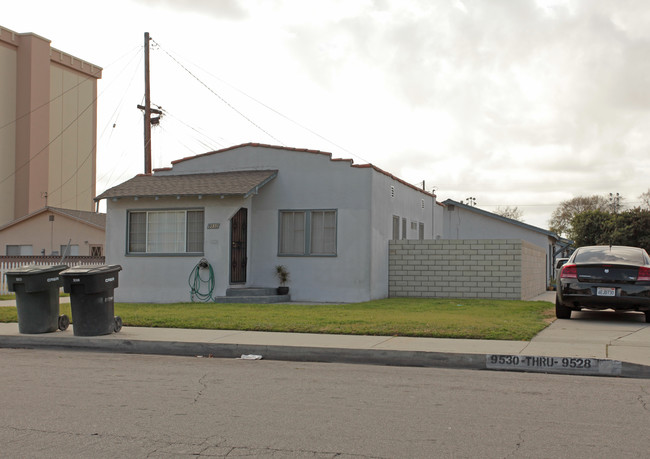 9528-9532 Oak St in Bellflower, CA - Building Photo - Building Photo