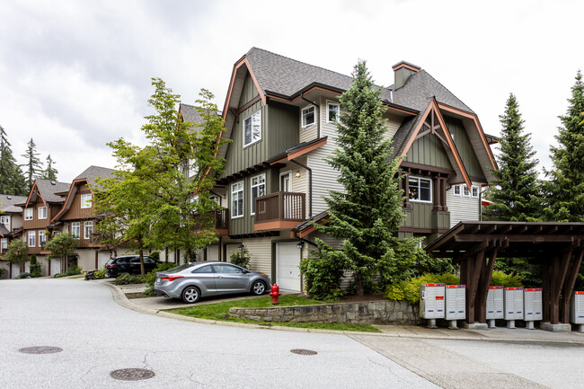 2000 Panorama Dr in Port Moody, BC - Building Photo - Building Photo