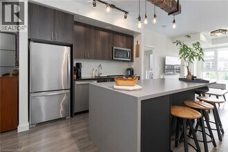 150 Sabina Dr in Oakville, ON - Building Photo - Building Photo