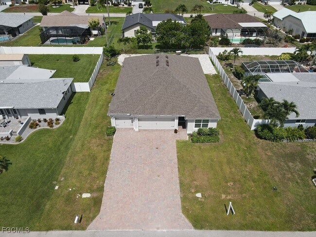 526 SE 20th Ct in Cape Coral, FL - Building Photo - Building Photo
