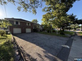 1069 Palisade Ave in Fort Lee, NJ - Building Photo