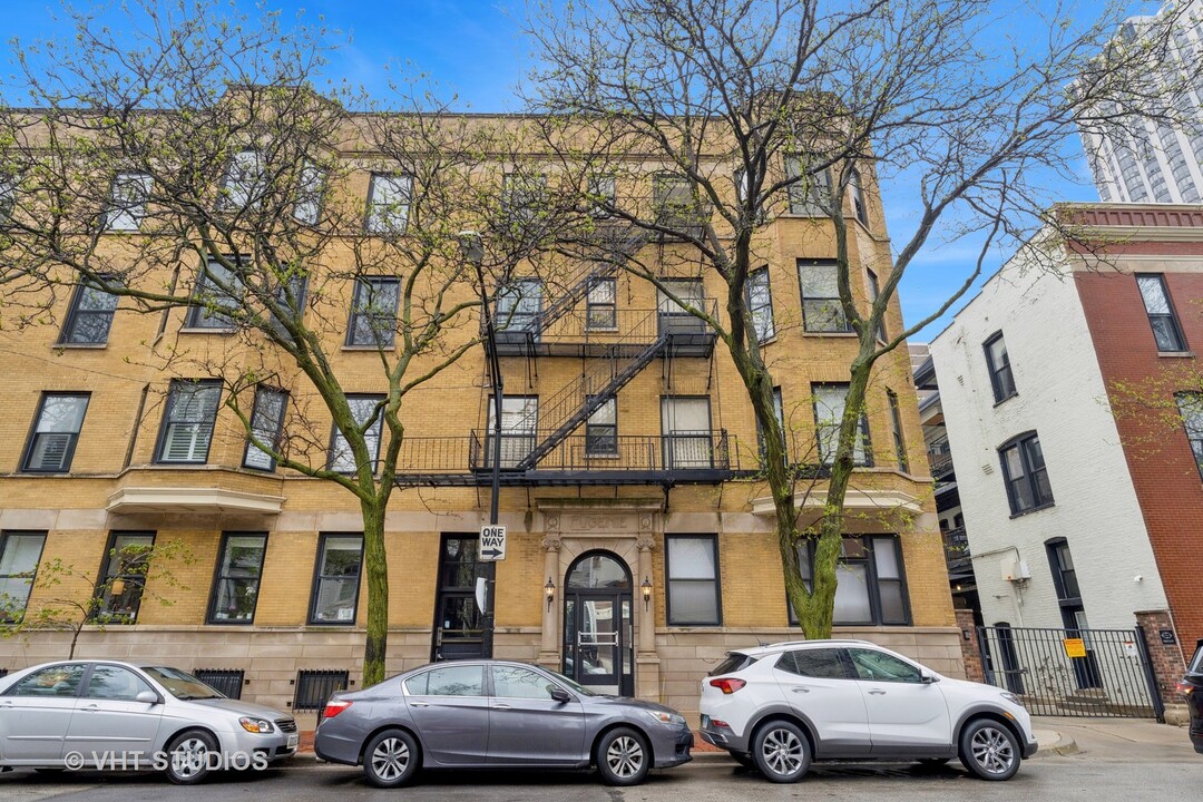 210 W Eugenie St in Chicago, IL - Building Photo