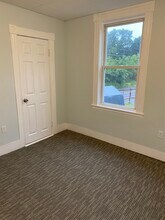 114 Hampson St, Unit 1st floor in Dracut, MA - Foto de edificio - Building Photo