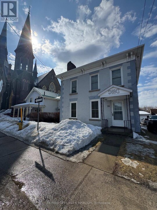16 William St in Brockville, ON - Building Photo