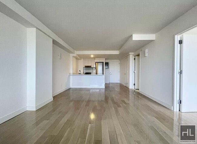 Rent stabilized 1 bedroom spanning 725 sq in Queens, NY - Building Photo - Building Photo