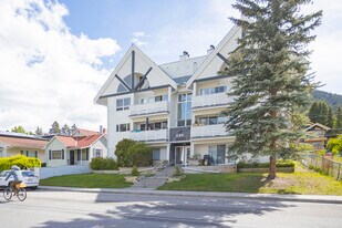 220 Muskrat St in Banff, AB - Building Photo