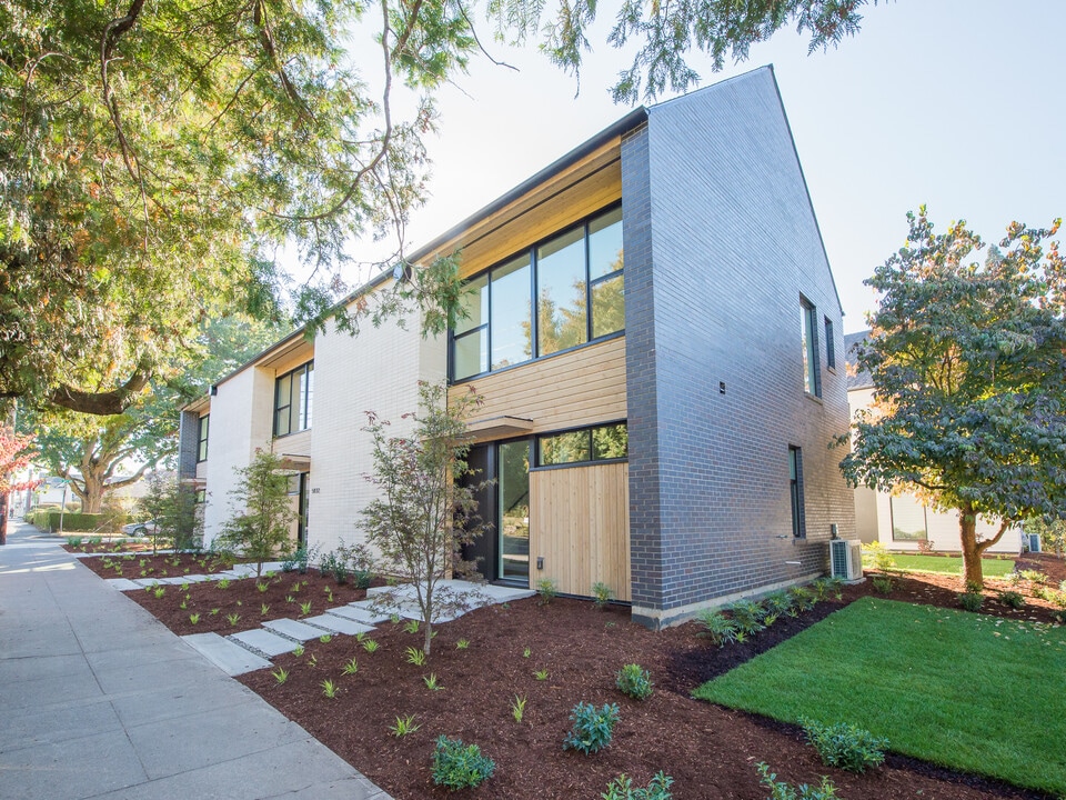 5822 SE Division St in Portland, OR - Building Photo