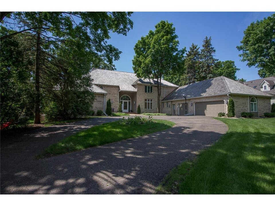 972 Shady Ln in Wayzata, MN - Building Photo