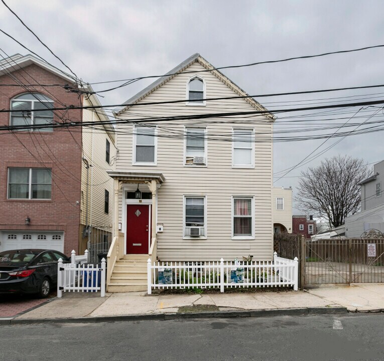 13 Manhattan Ave in Jersey City, NJ - Building Photo