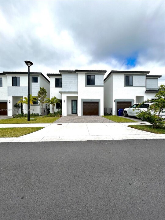 15811 SW 136th Terrace in Miami, FL - Building Photo