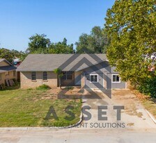 109 SW 15th St in Moore, OK - Building Photo