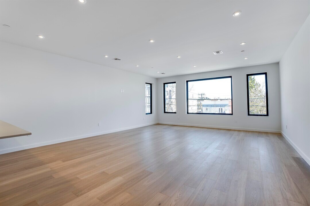 339 69th St in Guttenberg, NJ - Building Photo