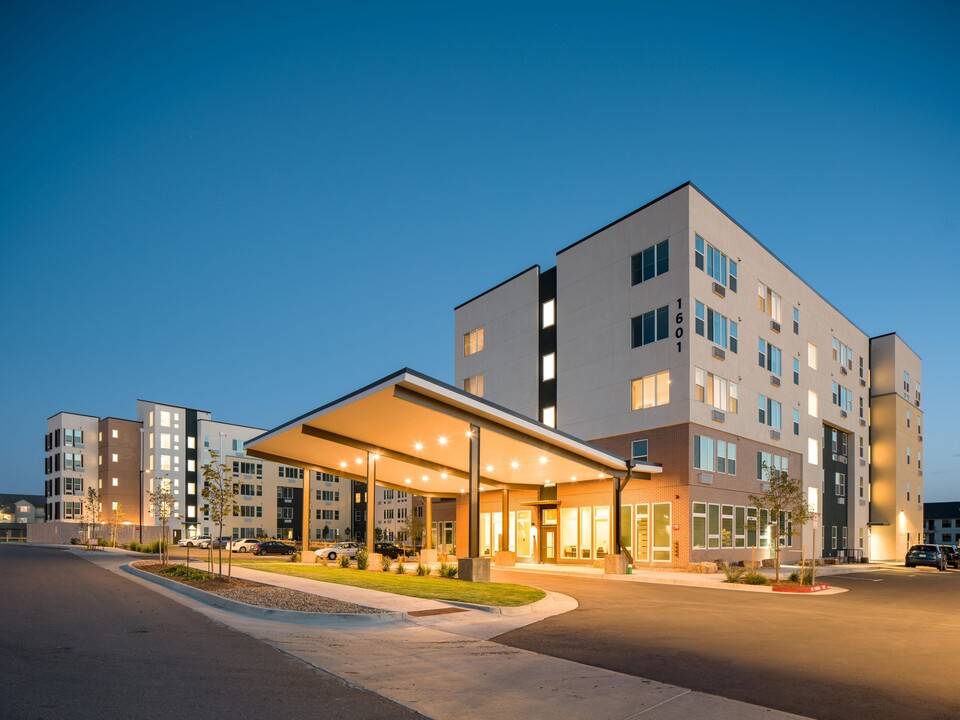 Karl's Farm Senior Apartments in Northglenn, CO - Foto de edificio