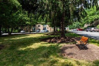 Timber Ridge Apartments in New Stanton, PA - Foto de edificio - Building Photo