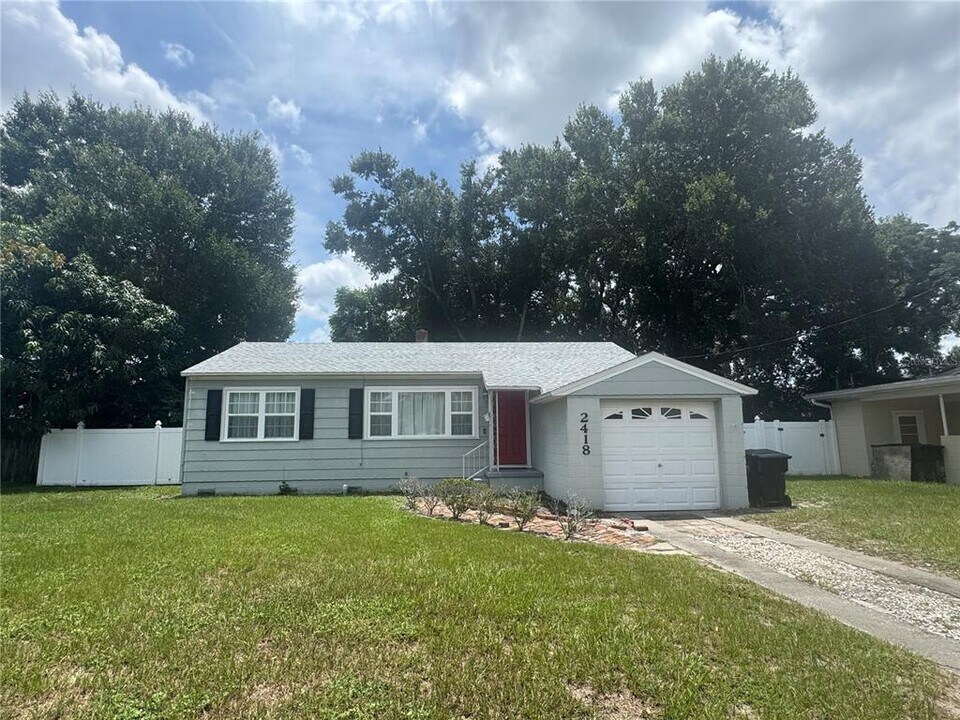 2418 Montana St in Orlando, FL - Foto de edificio