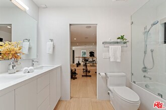 540 Westmount Dr in West Hollywood, CA - Building Photo - Building Photo