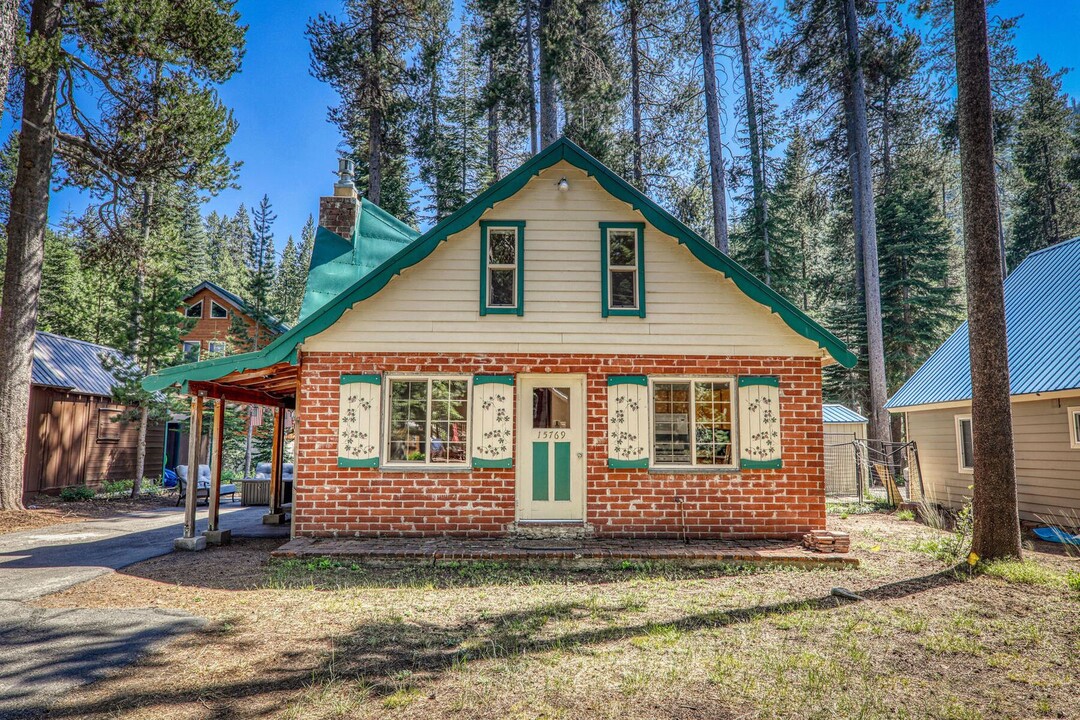 15769 Fir St in Truckee, CA - Foto de edificio