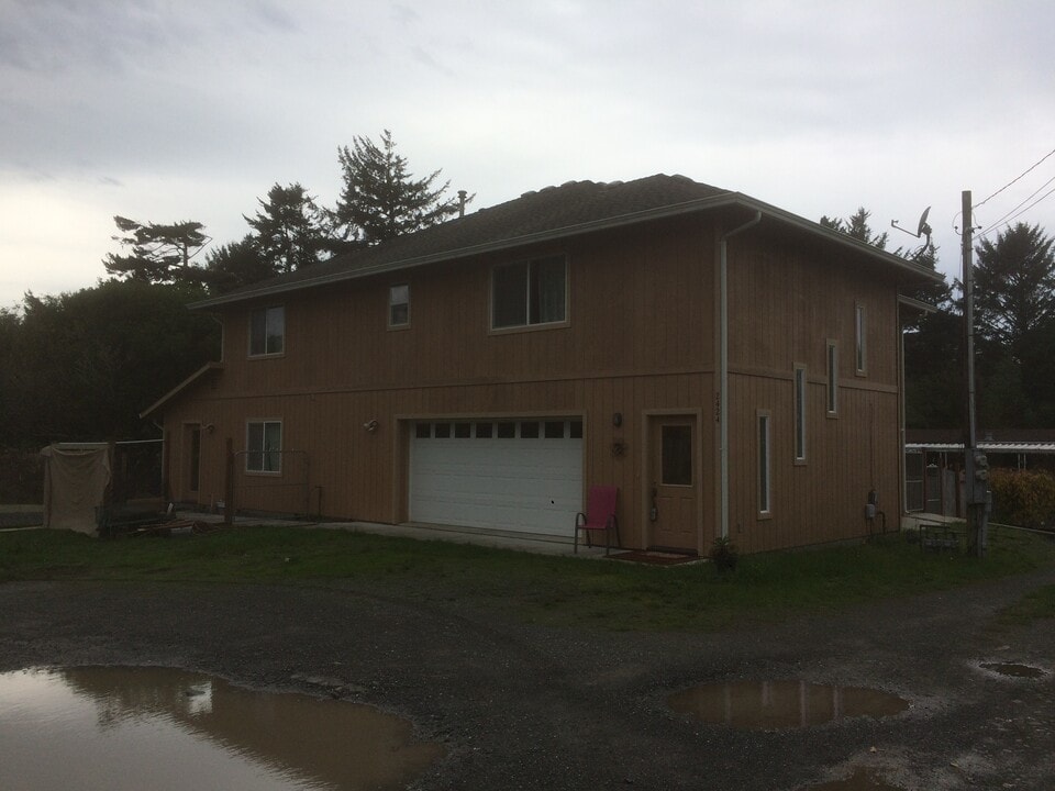2424 Penn Ave in Mckinleyville, CA - Building Photo