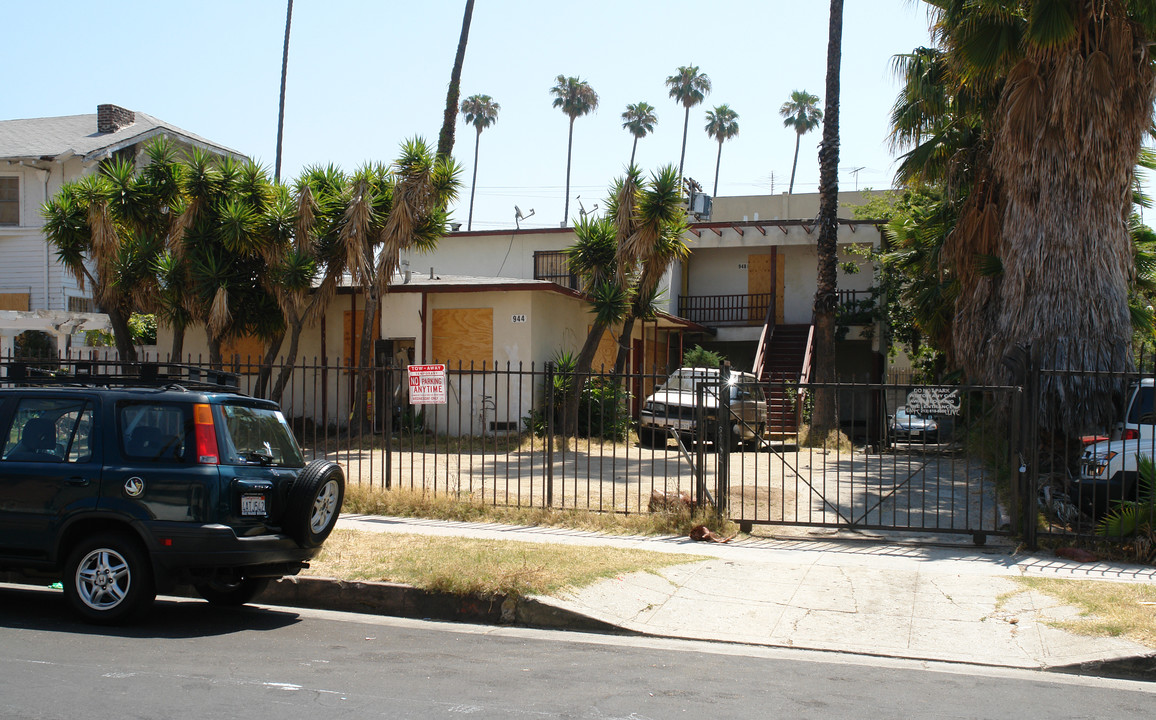 944 Elden Ave in Los Angeles, CA - Building Photo