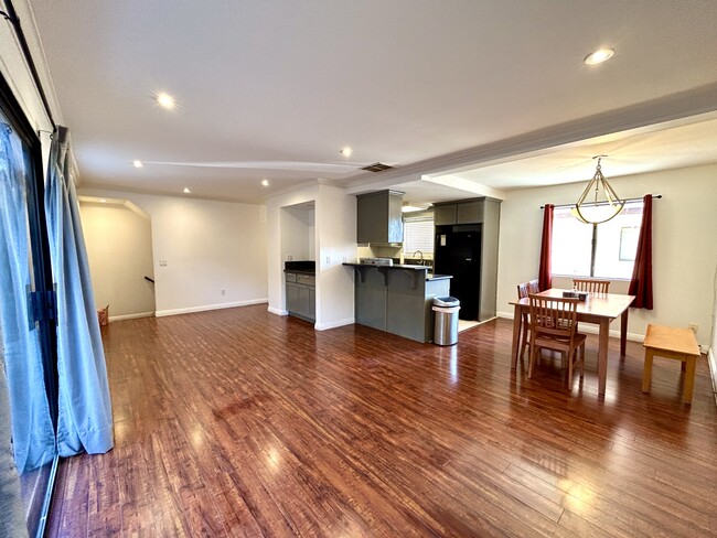 1039 Mount Olive Dr in Duarte, CA - Building Photo - Building Photo