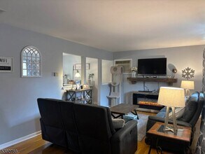 42 Willow Way in Wanaque, NJ - Building Photo - Building Photo