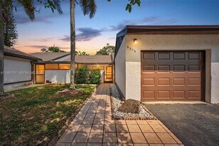 9315 Wedgewood Dr, Unit B19 in Tamarac, FL - Building Photo