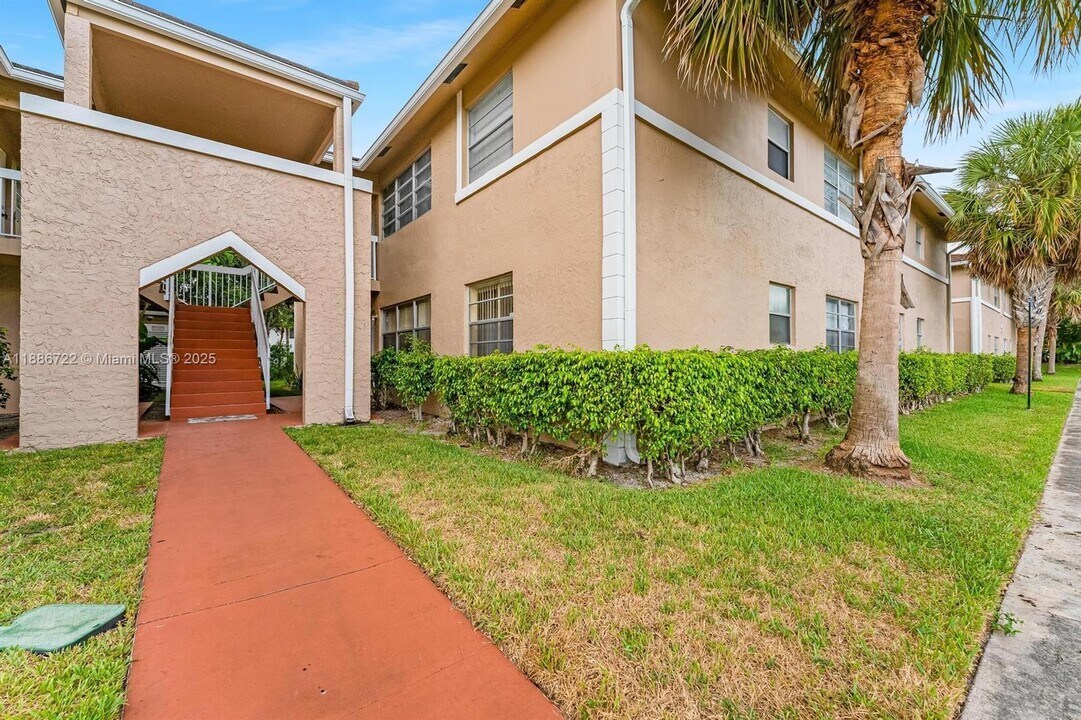1018 Twin Lakes Dr in Coral Springs, FL - Building Photo