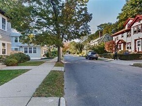 36 Beaconsfield Rd, Unit 2 in Brookline, MA - Building Photo - Building Photo