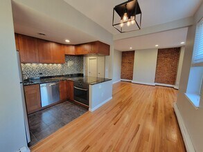 390 Riverway, Unit 16 in Boston, MA - Foto de edificio - Building Photo