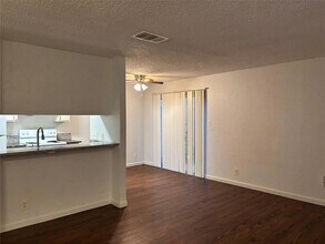 1210 Southport Dr, Unit B in Austin, TX - Foto de edificio - Building Photo