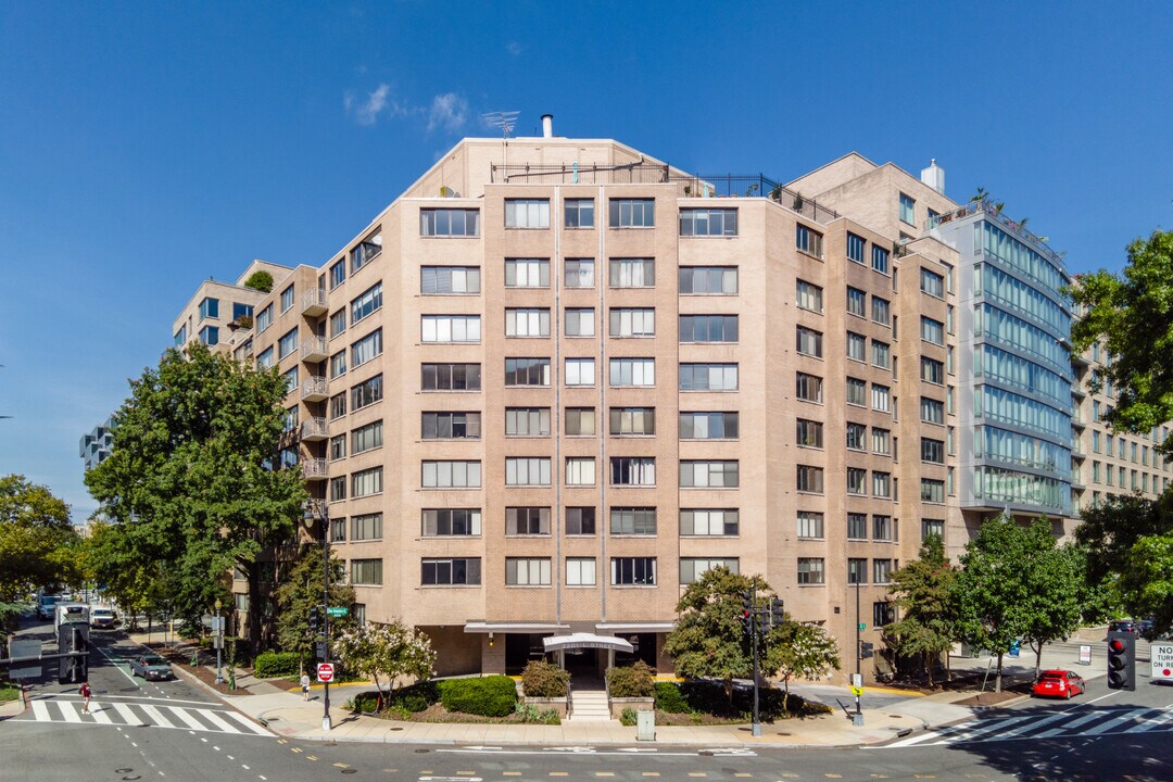 Carriage House in Washington, DC - Building Photo