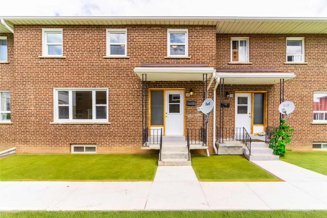 2418 Glenwood School Dr in Burlington, ON - Building Photo