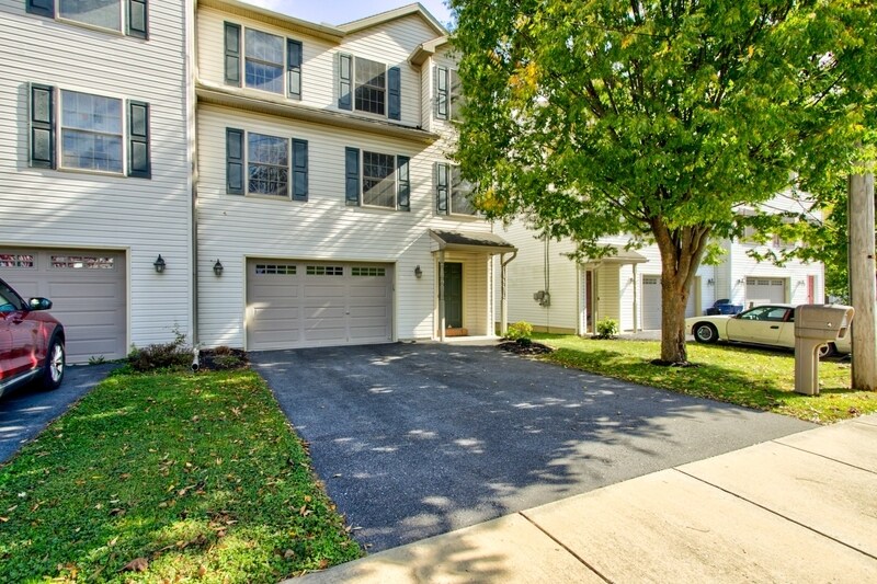 4 Lime St in Ephrata, PA - Building Photo