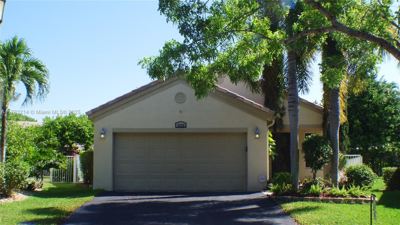 4299 Greenbriar Ln in Weston, FL - Foto de edificio