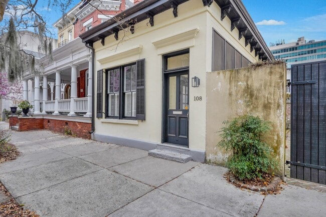 108 E Harris St in Savannah, GA - Building Photo - Building Photo