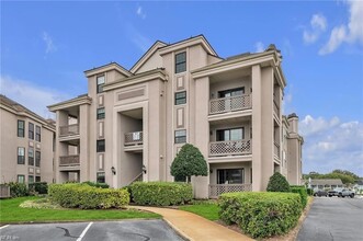 417 Harbour Point, Unit 302 in Virginia Beach, VA - Building Photo - Building Photo