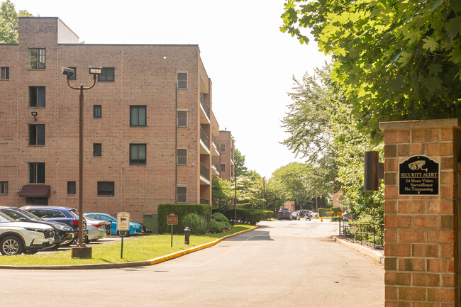 Woodlands Condos in Staten Island, NY - Building Photo - Building Photo