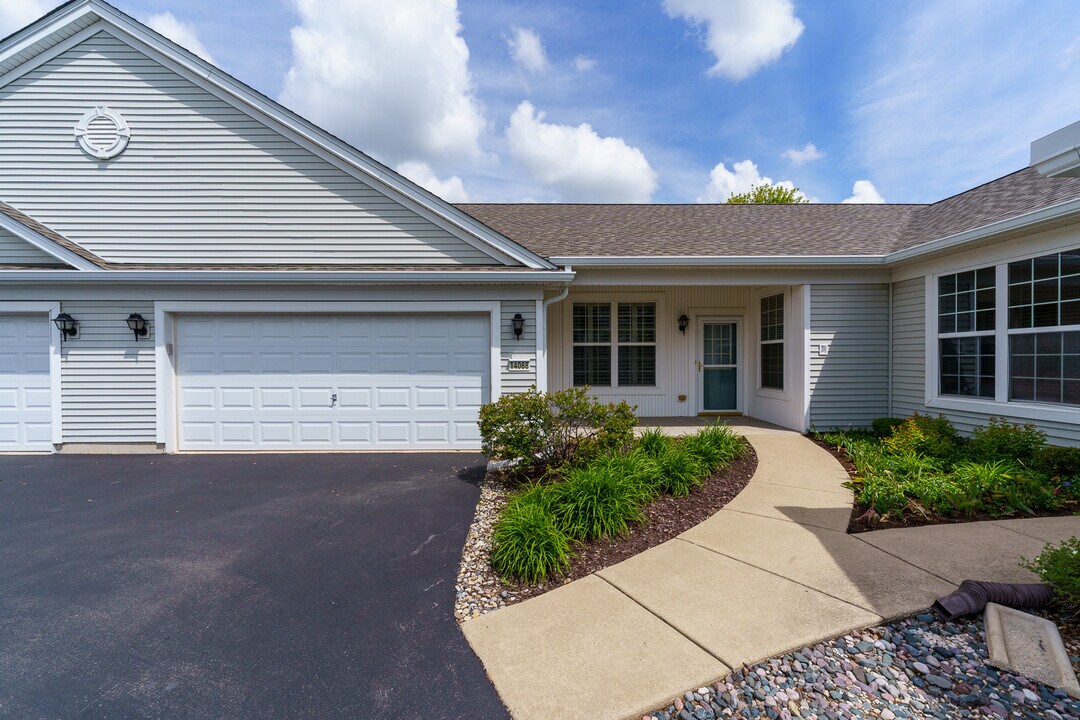 14068 Palisades Ave in Huntley, IL - Building Photo