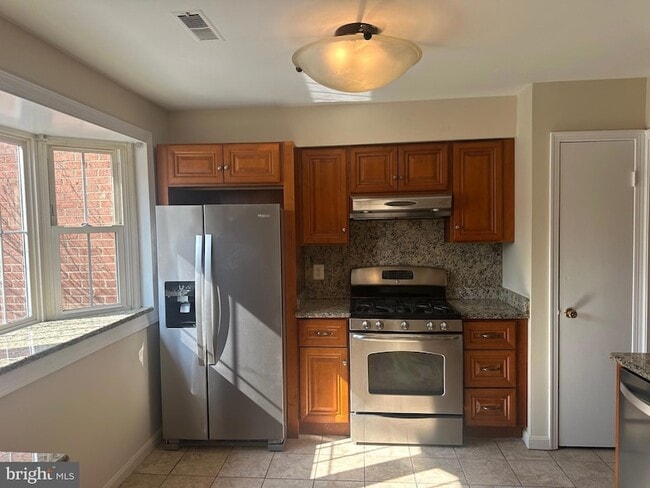 8146 Larkin Ln in Vienna, VA - Foto de edificio - Building Photo