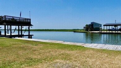 58 Lakeside Dr in Hitchcock, TX - Foto de edificio - Building Photo