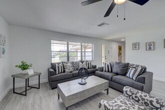 543 SE Greenway Terrace in Port St. Lucie, FL - Building Photo - Building Photo