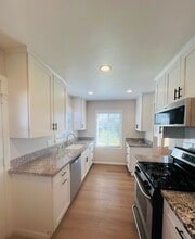 12542 Menlo Ave in Hawthorne, CA - Foto de edificio - Building Photo