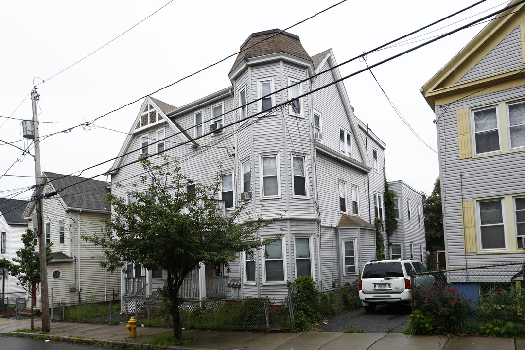 72 Bloomingdale St in Chelsea, MA - Foto de edificio