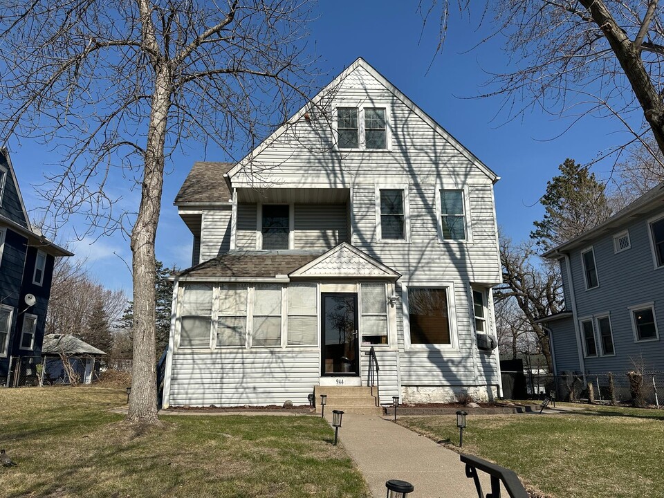 944 Cromwell Ave in St. Paul, MN - Foto de edificio
